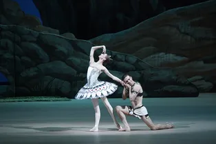 Театральные премьеры и музыка в музее: чем заняться в Москве на майских