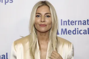 Сиенна Миллер пришла на коктейль в чувственном шелковом костюме