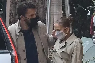 Классический бежевый тренч и черная Hermès Birkin: Джей Ло умеет выглядеть стильно даже в самых базовых вещах