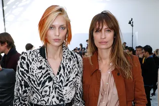 Тильда Суинтон, Каролин де Мегрэ и Аня Рубик в андрогинных нарядах на показе Haider Ackermann