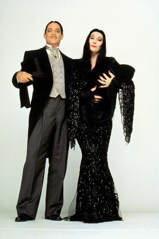 Рауль Хулия и Анджелика Хьюстон в фильме «Семейка Аддамс», 1991