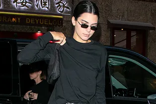 Пока все в Нью-Йорке, Кендалл Дженнер гуляет по Парижу в кожаных брюках и белых ботильонах