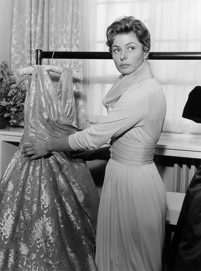 Ингрид Бергман примеряет платье Christian Dior для роли в фильме Стэнли Донена «Милый сэр», Лондон, 1958 год