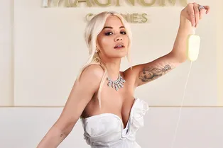 5 откровенных платьев с разрезами, в которых Рита Ора блистает без белья