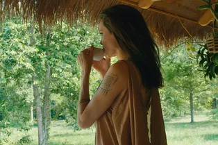 Муза Guerlain Анджелина Джоли рассказывает о Камбодже и подлинной красоте