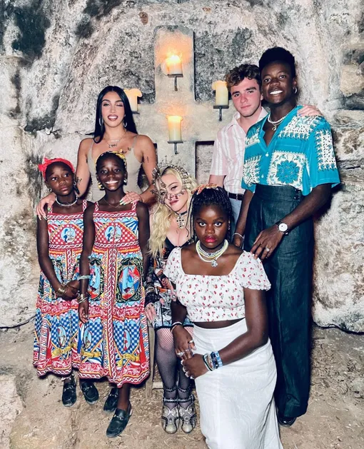 Мадонна с детьми на вечеринке в честь ее 63-го дня рождения