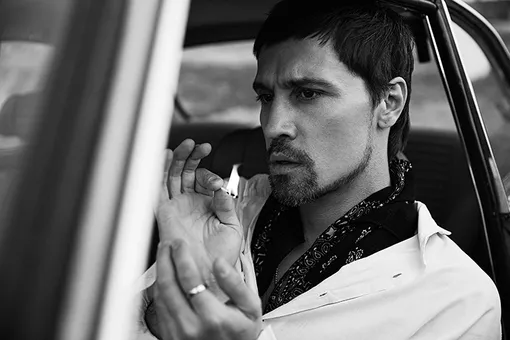 ПЛАТОК, Saint Laurent; РУБАШКА – СОБСТВЕННОСТЬ СТИЛИСТА ПЛАТОК, Saint Laurent; РУБАШКА – СОБСТВЕННОСТЬ СТИЛИСТА