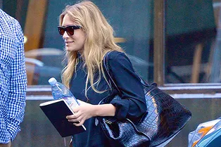 Платье в пол и вьетнамки: 32-летняя Эшли Олсен в Нью-Йорке