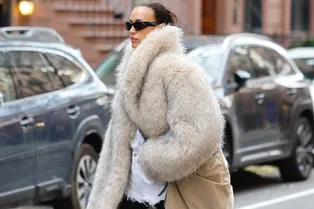 Джинсовые шорты можно носить зимой. Как? Знает Ирина Шейк