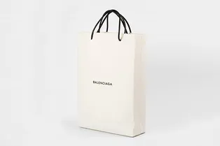 Balenciaga выпустили сумку-пакет за $ 1100