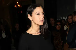 Что носить в 54 года, чтобы выглядеть великолепно: Моника Беллуччи в простом платье с широким ремешком, подчеркивающим талию