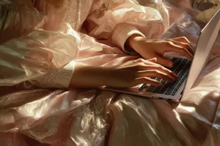 История одного цвета: как пепельно‑розовый стал оттенком вне времени