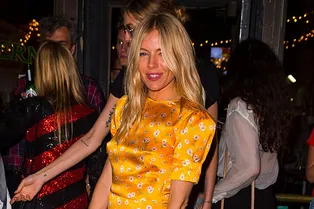 Пока модели ходят в прозрачных платьях, Сиенна Миллер остается верна романтичному стилю