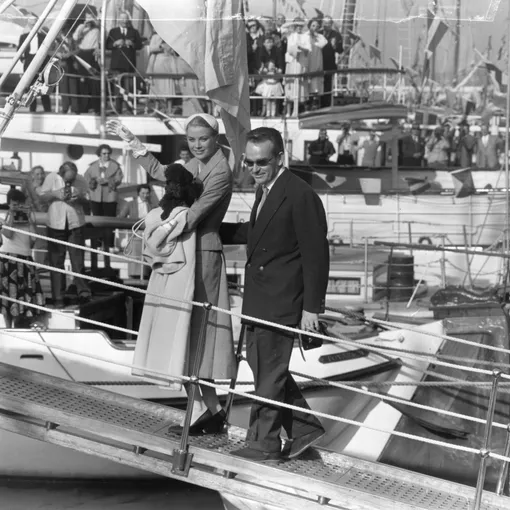 Грейс Келли и принц Ренье III в свадебном путешествии, 1956 год Грейс Келли и принц Ренье III в свадебном путешествии, 1956 год