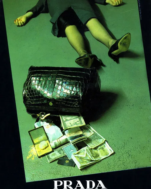 Рекламная кампания Prada, 1985 год. Фотограф — Хельмут Ньютон, стилист — Мануэла Павези Рекламная кампания Prada, 1985 год. Фотограф — Хельмут Ньютон, стилист — Мануэла Павези