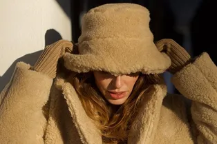 Этой зимой вместо шапки носим панамы, как героини стритстайла