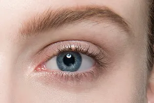 Как скрыть темные круги под глазами с помощью... красной помады