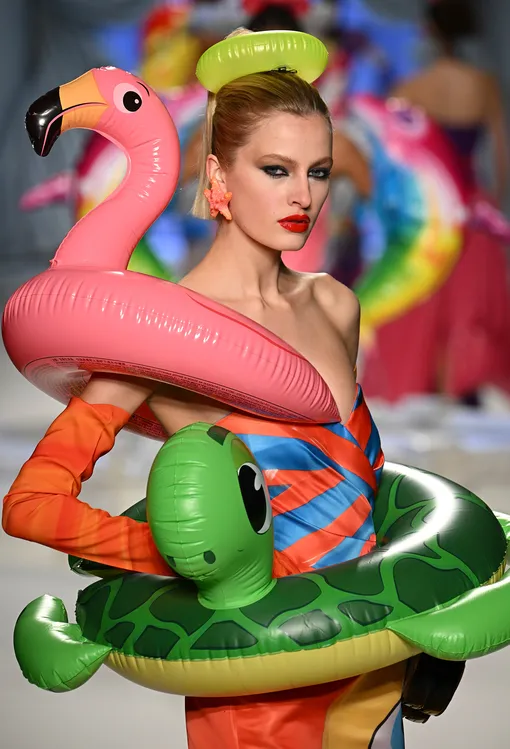Moschino весна-лето 2023 Moschino весна-лето 2023