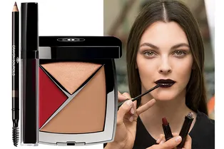 Носим черный лак для губ поверх бордовой помады, как на показе Chanel