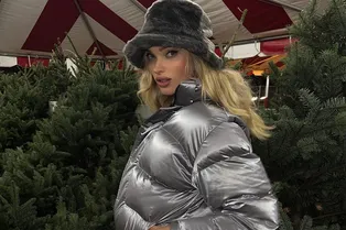 Не только под Новый год: как носить вещи с эффектом металлик этой зимой