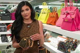 Видео дня: Кайли Дженнер показывает свою гардеробную для сумок