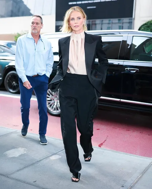 Шарлиз Терон тотал-лук Givenchy Сары Бертон