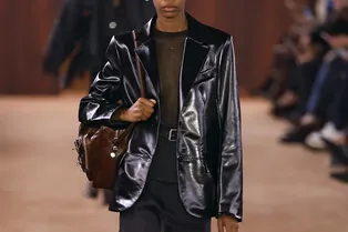 Как выглядит самый актуальный кожаный пиджак 2026