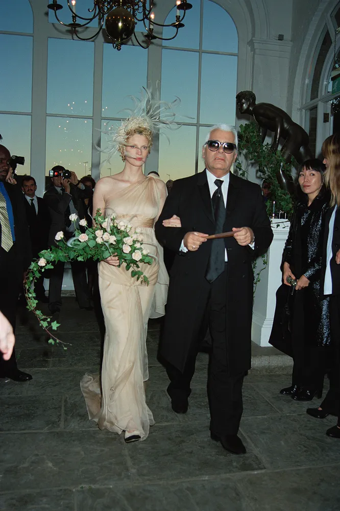 Карл Лагерфельд ведет под венец Кристен Макменами на ее свадьбе с фотографом Майлзом Олдриджем в Кенсингтоне, 1997 год