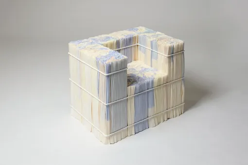 Кресло Issey Miyake из спрессованных бумажных рулонов Кресло Issey Miyake из спрессованных бумажных рулонов