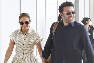 Бесконечная романтика: Джей Ло в платье в горошек в объятиях Бена Аффлека в Венеции