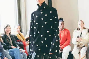 От рока к люксу: как носить вещи с заклепками в 2025 году От рока к люксу: как носить вещи с заклепками в 2025 году