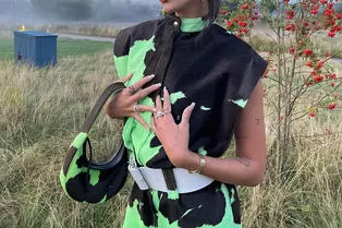 26-летняя Дуа Липа в платье с коровьим принтом — таком же, как надела 8-летняя Норт Уэст