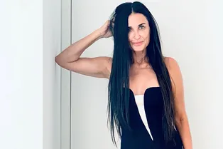 Деми Мур в сексуальном черном платье Stella McCartney на вечеринке во дворце