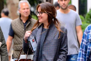 Дакота Джонсон возвращает в моду рваные джинсы. И выглядит элегантно