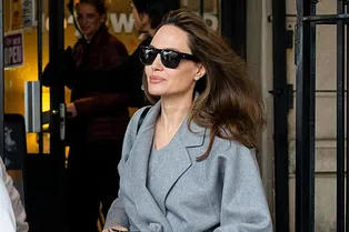 Серое пальто вместо вечернего платья: Анджелина Джоли предпочла выходной с детьми церемонии «Оскар»