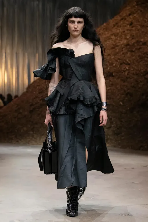 ALEXANDER MCQUEEN осень-зима 2022/23 ALEXANDER MCQUEEN осень-зима 2022/23