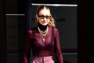 Как выглядеть сексуально в шерстяном свитере — на примере Джиджи Хадид