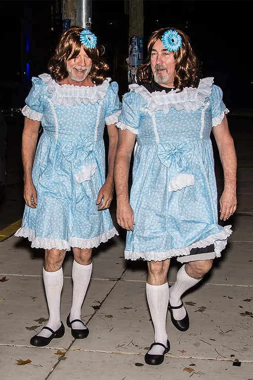 Брюс Уиллис и Стивен Дж. Идс в костюмах девочек-близняшек из фильма ужасов «Сияние», 2017 год