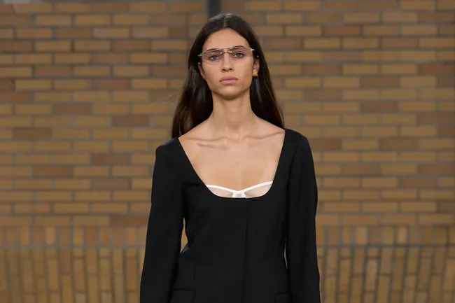 Самый женственный маст-хэв сезона: 12 топов и платьев с красивыми вырезами