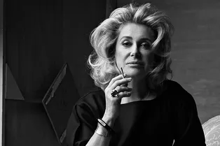 Катрин Денев о лучших десертах в Париже, лимонном соке по утрам и угрюмых мачо