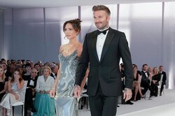 Виктории Бэкхем — 48! Вдохновляемся стильными образами модной иконы