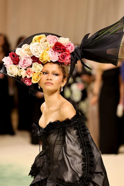 Зендея в головном уборе Philip Treacy x Alexander McQueen