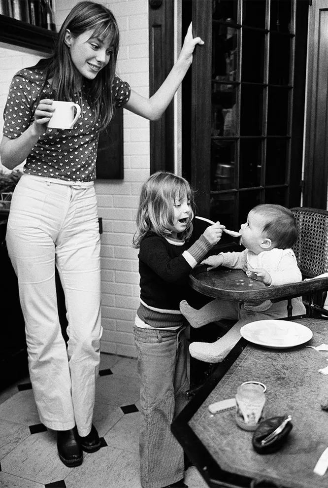 Джейн Биркин с дочерьми, 1973
