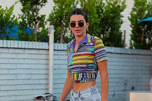 Кендалл Дженнер в желтых мюли и винтажных Levi's