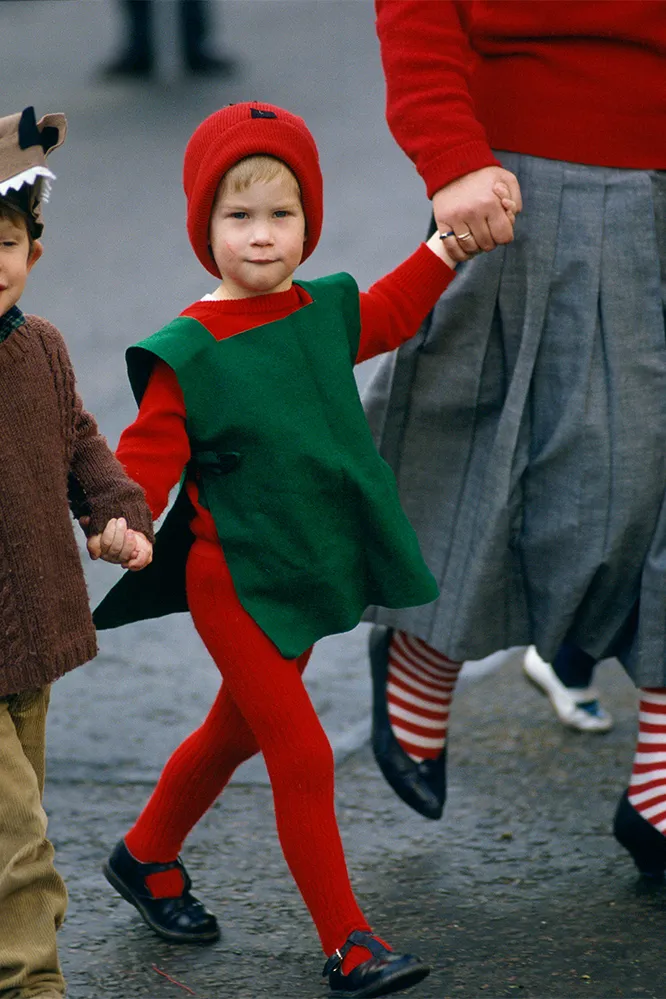 Принц Гарри в костюме для рождественского спектакля в школе, 1987 год