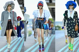 Причудливые шляпы и кукольные ботинки на платформе: показ Miu Miu Resort — 2020