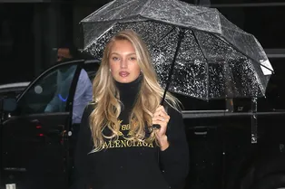 6 идей, как эффектно и сексуально одеться в дождь, на примере моделей Victoria’s Secret