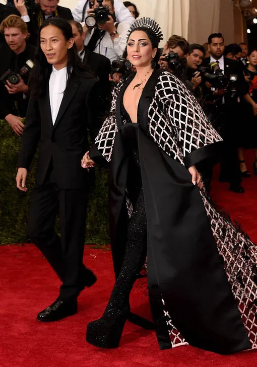 Александр Ванг и Леди Гага на балу Института костюма в 2015 году