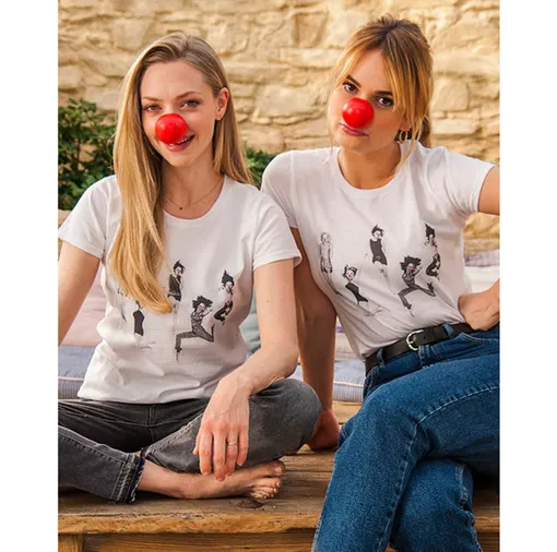 Аманда Сайфред и Лили Джеймс в футболках из коллекции Виктории Бекхэм