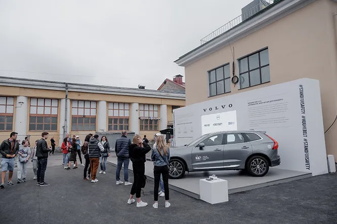 В честь 60-летия трехточечного ремня безопасности - изобретения Volvo Cars компания продолжила начатый на московском Esquire Weekend флешмоб #HugMeBelt